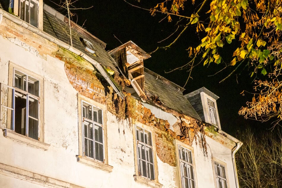 Die Ruine ist zu gefährlich für die vorbeiführende Staatsstraße.
