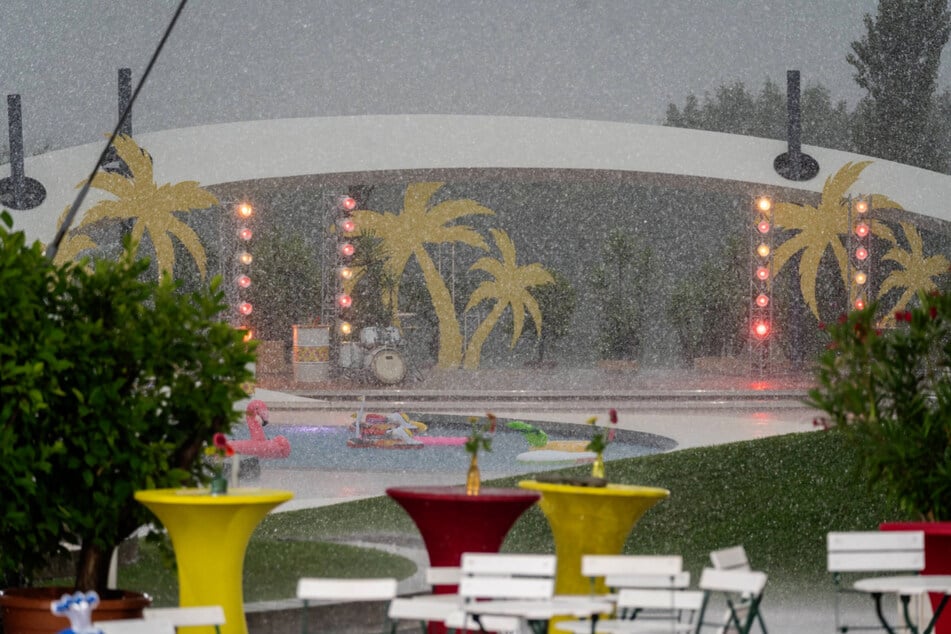 Weltuntergangs-Stimmung auf der Mallorca-Party im vergangenen Jahr. 2026 soll das Wetter wesentlich besser werden.