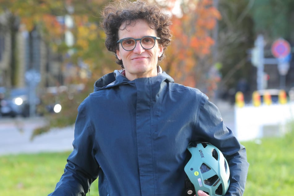 Radfahrer Adrien Bellanger (43) erinnert sich an die alte Radverkehrsführung auf der Carolabrücke - und will sie nicht zurückhaben.