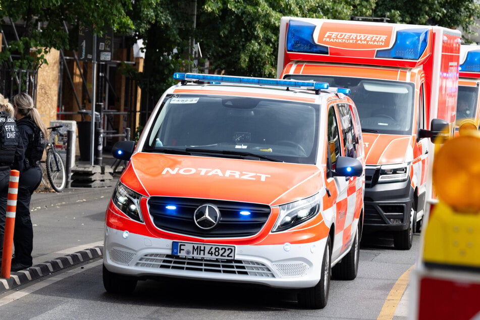 Auch die Rettungskräfte sind mit zahlreichen Personen angerückt.
