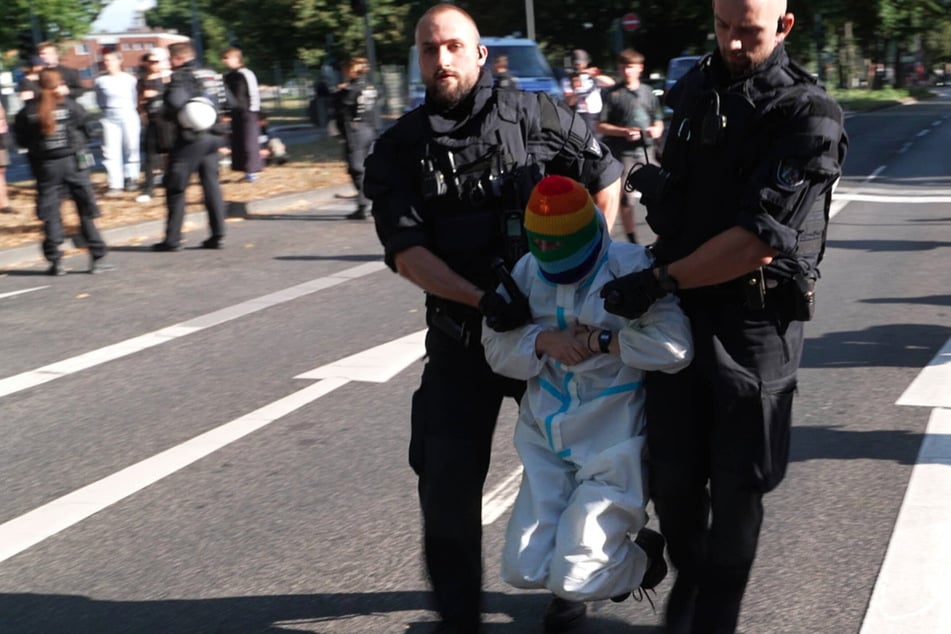 Um die Blockade der Aktivisten zu beenden, setzte die Kölner Polizei den sogenannten "unmittelbaren Zwang" ein.