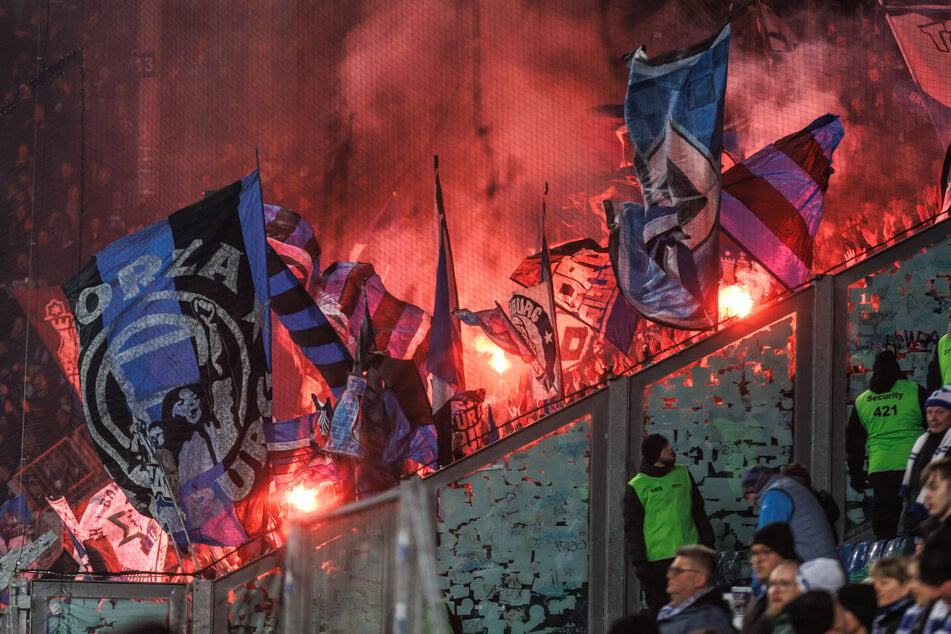 Beide Teams konnten sich auf starken Support von den Rängen verlassen. Als es einen medizinischen Notfall im Stadion gab, wurde es aber ganz ruhig.