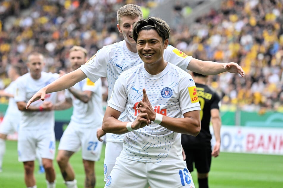 Shuto Machino jubelt nach seinem 1:0-Führungstreffer für Holstein Kiel.