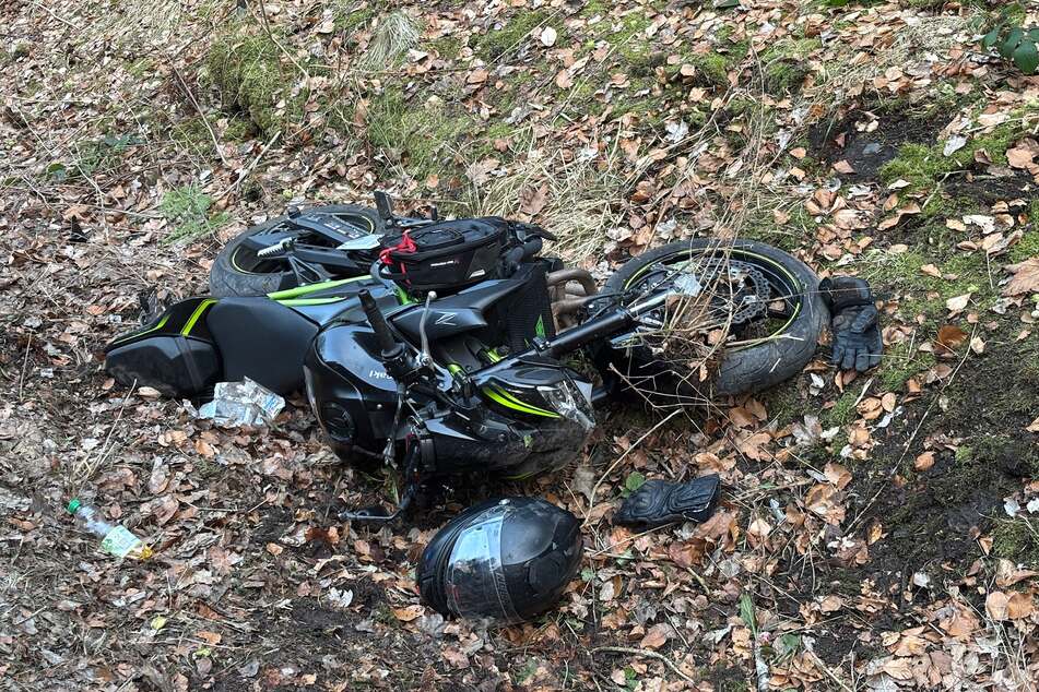 Auf der S275 bei Eibenstock (Erzgebirge) stürzte ein Biker in einer Kurve. Die Maschine landete am Straßenrand.