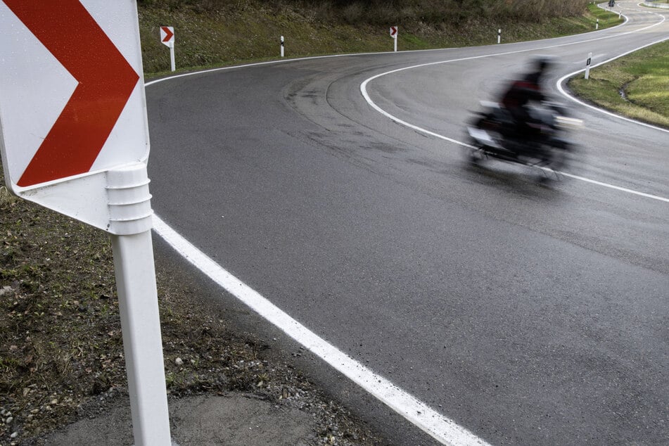Der Motorradfahrer (58) war mit seiner Sozia (59) auf der L206 unterwegs, als es zu dem folgenschweren Zusammenstoß kam. (Symbolbild)