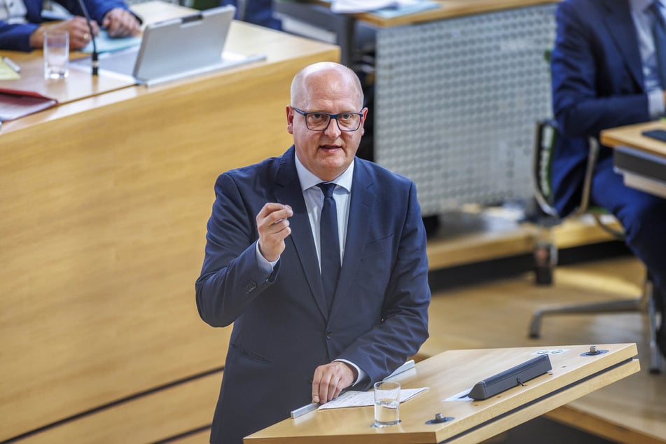 Klare Ansage an Berlin: "Die Bundesregierung muss ins Machen kommen!", so Sachsens SPD-Fraktions-Chef Henning Homann (45). Die Opposition war weniger gnädig.