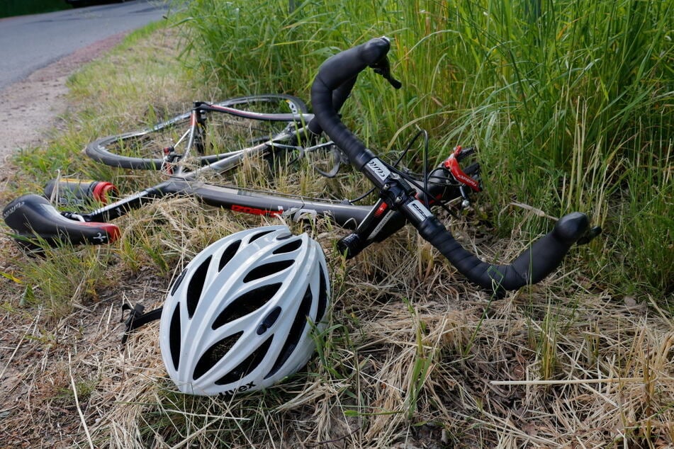 Der Radfahrer kam mit schwersten Verletzungen ins Krankenhaus.