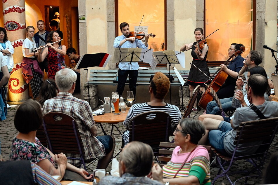 Auch 2022 spielten die Musiker der Staatskapelle vor Klappstuhl-Publikum in der Neustadt.