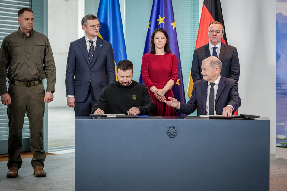 Bundeskanzler Olaf Scholz (65, SPD) und Wolodymyr Selenskyj (46) unterzeichnen im Bundeskanzleramt ein langfristiges Sicherheitsabkommen beider Länder.