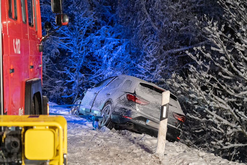 Der Seat drohte einen Abhang herunterzurutschen - er musste von der Feuerwehr gesichert werden.