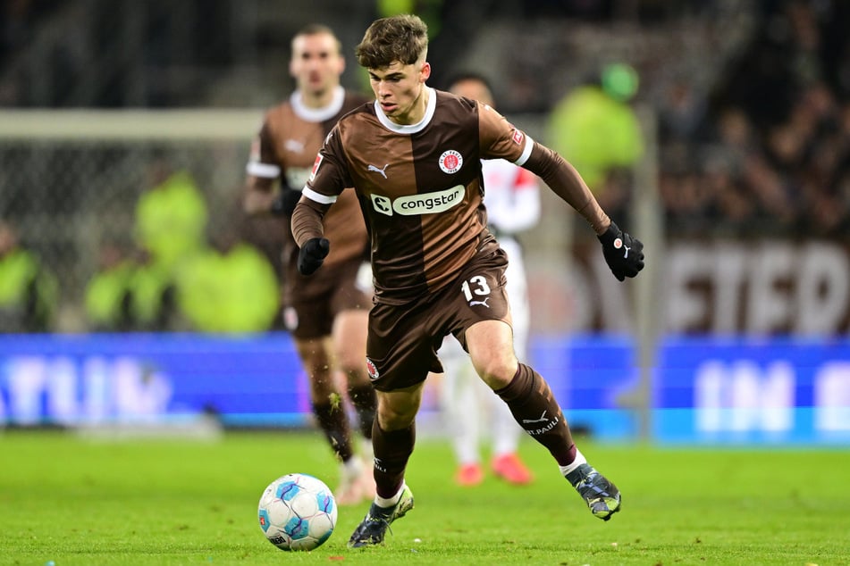 Winter-Neuzugang Noah Weißhaupt (23) feierte am Samstag sein Debüt für den FC St. Pauli.