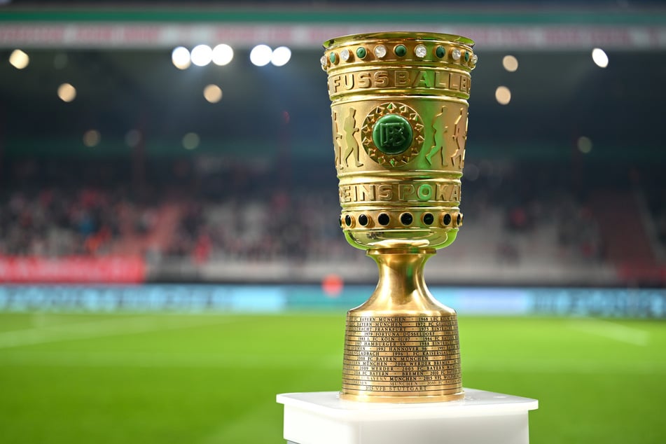 64 Teams träumen vom DFB-Pokal. Am Ende kann aber nur einer den Titel feiern. (Archivfoto)