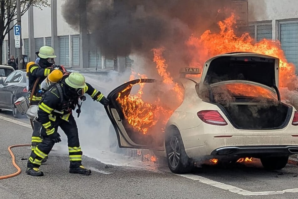 München: Taxi brennt lichterloh: Zufall verhindert Schlimmeres