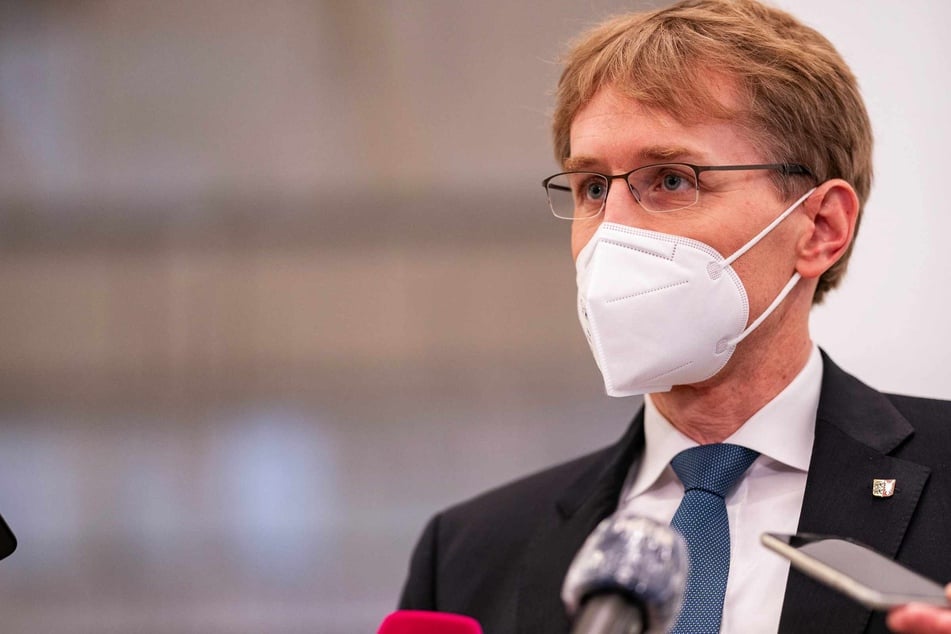 Daniel Günther (48, CDU), schleswig-holsteinischer Ministerpräsident, trägt bei einem Auftritt eine Maske.