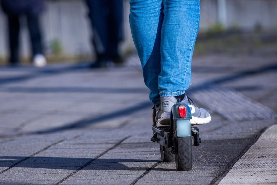 Fast 40 km/h: Teenie fährt Polizisten mit E-Scooter über den Haufen