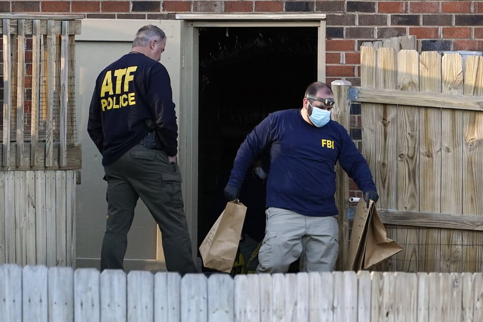 Ermittler des FBI und des ATF untersuchen ein Haus und sichern Gegenstände, die im Zusammenhang mit der Autobombe in Nashville stehen.