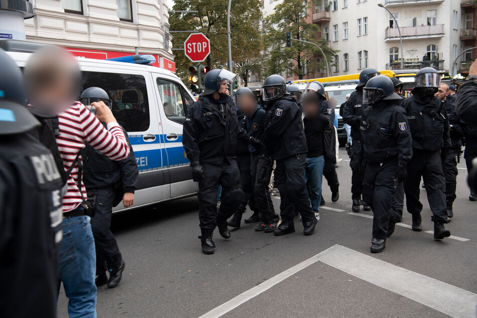 Teilnehmer einer pro-palästinensischen Kundgebung werden auf der Sonnenallee in Berlin-Neukölln von der Polizei in Gewahrsam genommen.