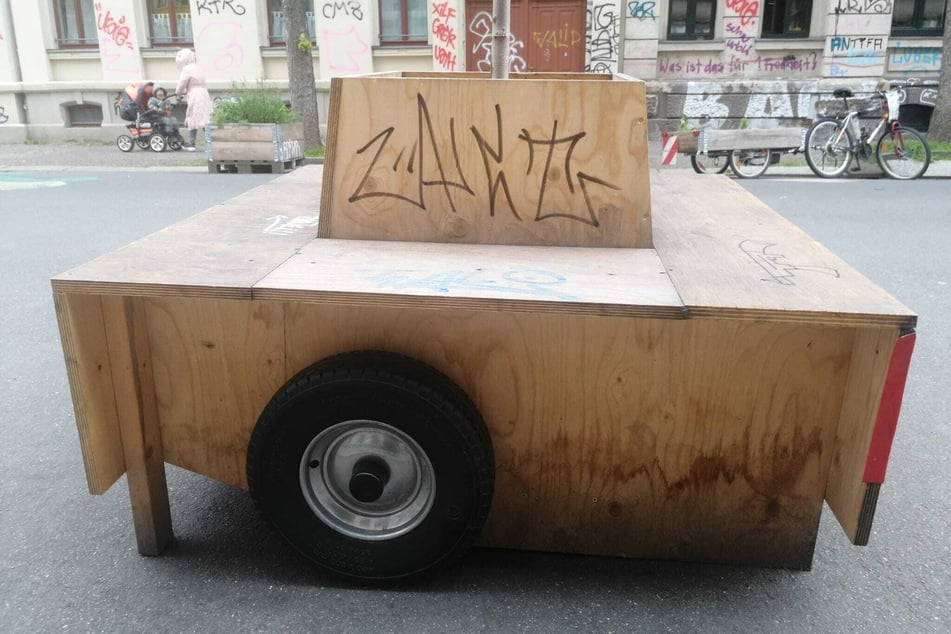 Das Mobiliar der "Superblocks" wird fleißig mit Graffiti und Tags beschmiert.