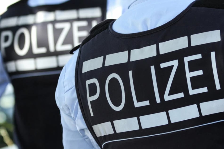 Die beiden Täter trugen Westen mit der Aufschrift "Polizei". (Symbolbild)