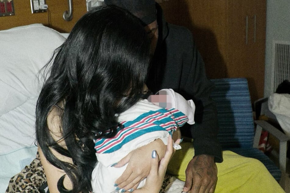 Ein erster Familienmoment: Cardi B und Stefon Diggs (31) mit ihrem Baby kurz nach der Geburt.