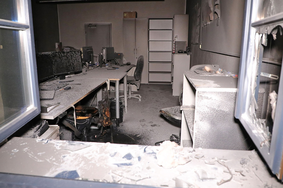 In einem Büro auf dem Gelände der "Zeitenströmung" blieben durch das Feuer verrußte Räumlichkeiten zurück.