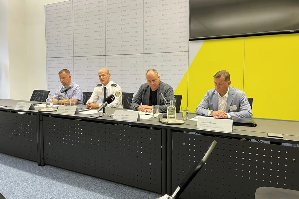 OB Dirk Hilbert (52, FDP, 2.v.r.) bedankte sich auf der Pressekonferenz ausdrücklich bei allen beteiligten Einsatzkräften.