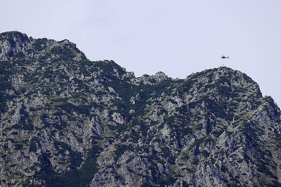Ein Hubschrauber rettete die Mutter und ihre Kinder.
