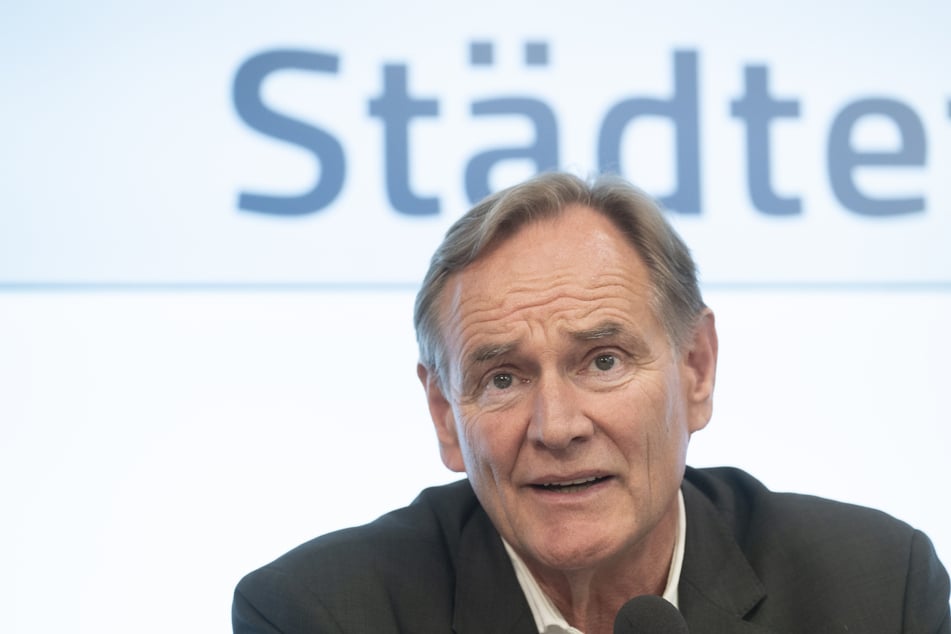 Oberbürgermeister Burkhard Jung (68, SPD) versucht erneut eine Anpassung der Elternbeiträge beim Stadtrat durchzubekommen.