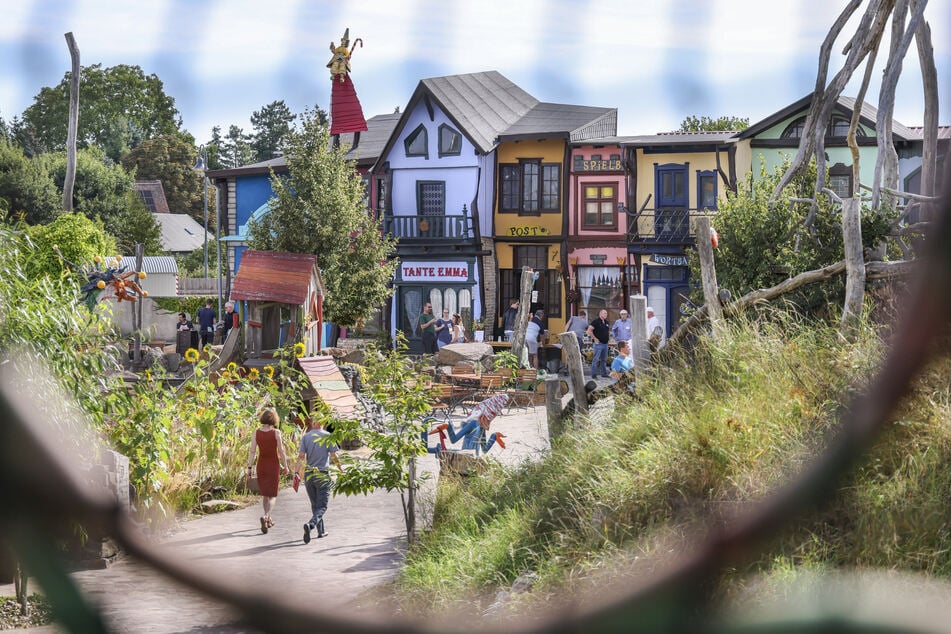 Mit natürlichen Baumaterialien haben Zimmerleute, Tischler, Theatermaler, Kunstschmiede, Drechsler, Landschaftsgärtner, Kostümbildner und Schneider seit 2012 an den mehr als 20 ineinander verwobenen Themenbereichen gewerkelt. (Archivbild)