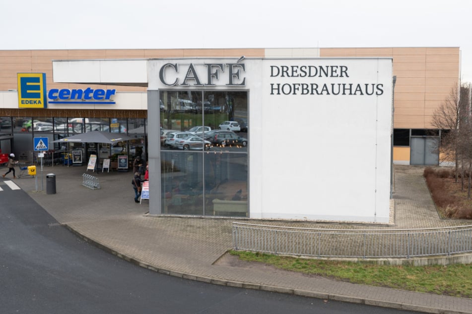 Der Schriftzug Dresdner Hofbrauhaus wird entfernt.