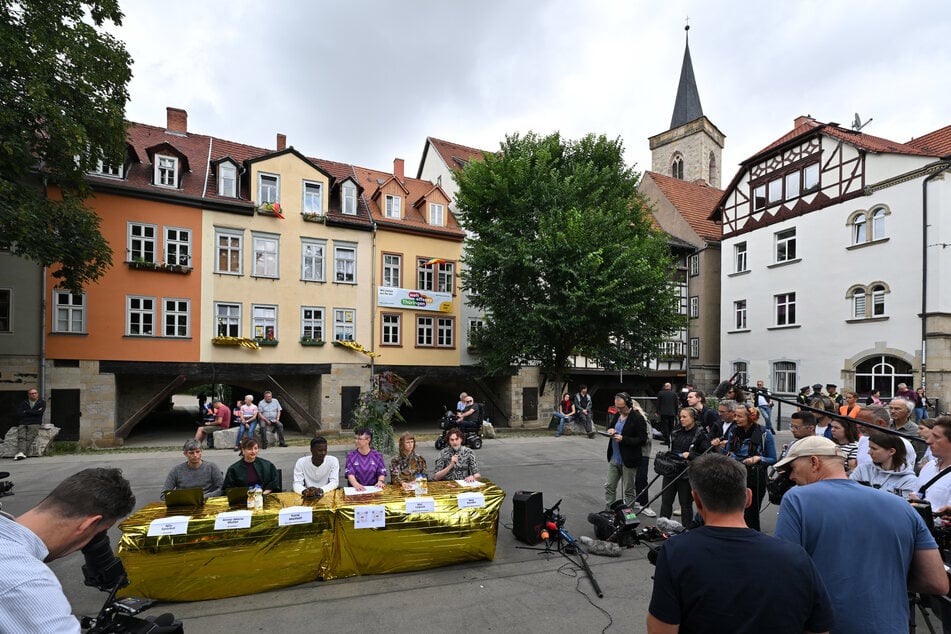 Das Bündnis "Widersetzen" hatte am frühen Sonntagnachmittag in der Innenstadt eine Pressekonferenz gegeben.