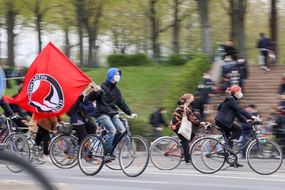 Teilnehmer einer linken Fahrraddemo treffen am Völkerschlachtdenkmal ein. Die Stadt Leipzig hat drei für den 1. Mai angemeldete Demonstrationen verboten.
