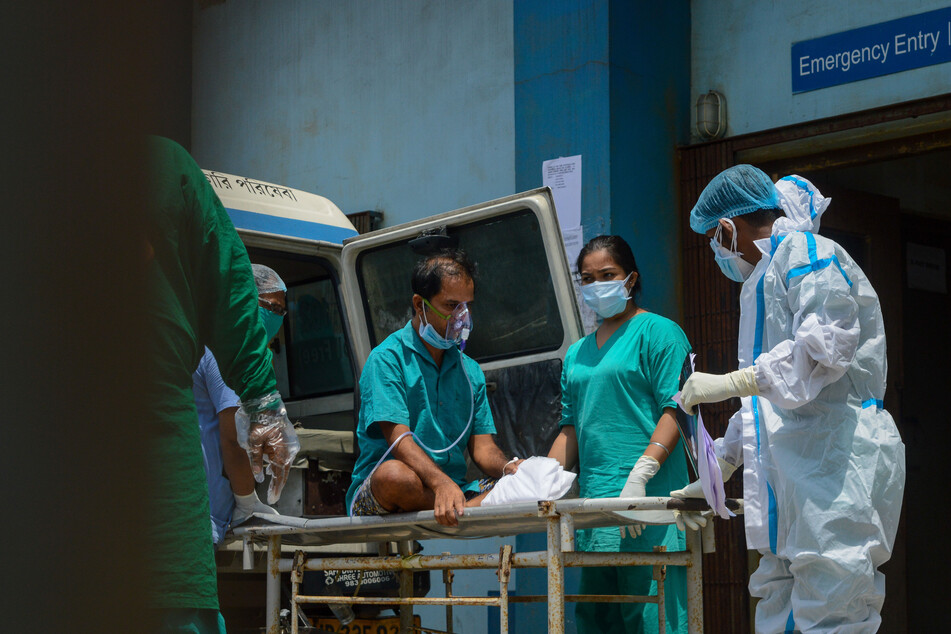 Die Zahl der Corona-Fälle in Indien steigt. Das Land am Donnerstag, 22. April, mit über 300.300 neuen Corona-Infektionen innerhalb eines Tages den zweiten Tag in Folge einen weltweiten Höchstwert.