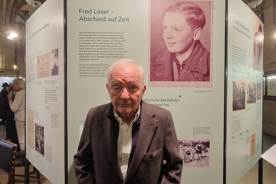 Fred Leser (95) vor "seiner Tafel", die Teil der Ausstellung "Der Tod ist ständig unter uns" im Hamburger Rathaus ist.