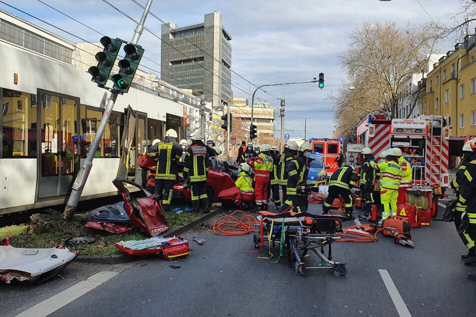 Die Feuerwehr war vor Ort und musste die eingeklemmten Insassinnen des Renaults befreien.