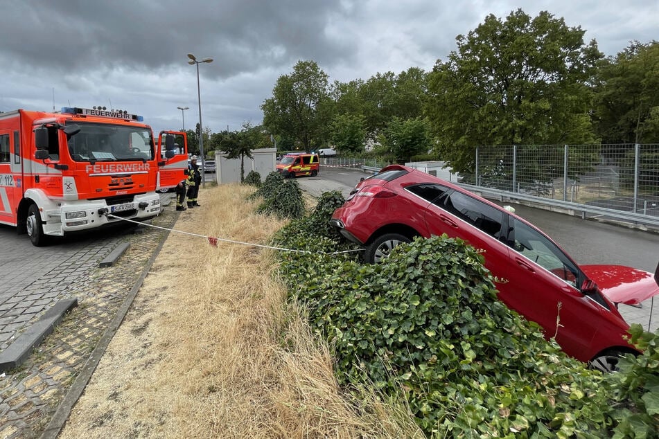 Mercedes-Fahrerin (79) rast Böschung in Stuttgart hinab