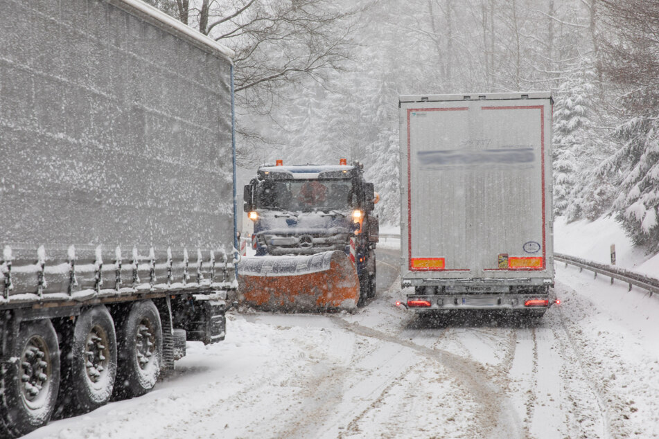 Wintereinbruch in Thüringen: Erste Lkw bleiben auf verschneiter Straße liegen