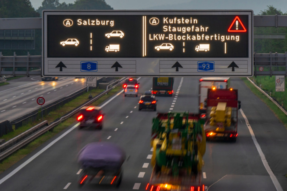 Ein Verkehrsschild mit der Aufschrift "Kufstein Staugefahr LKW-Blockabfertigung" steht in den frühen Morgenstunden auf der Autobahn A8 kurz vor dem Inntaldreieck Richtung Kufstein.