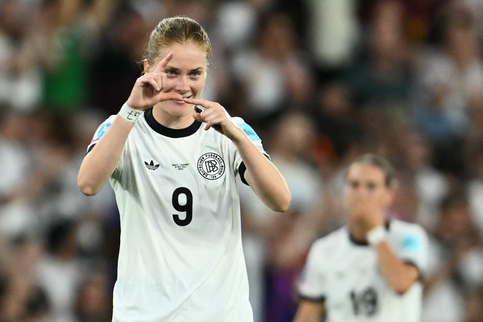 Deutschlands Sjoeke Nüsken (24) bejubelt ihren 1:1-Ausgleichstreffer.