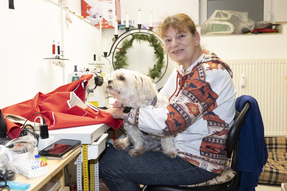 Schneiderin Liane Leiß (56) ist dankbar, dass sie nun einem kreativeren Job nachgehen kann.