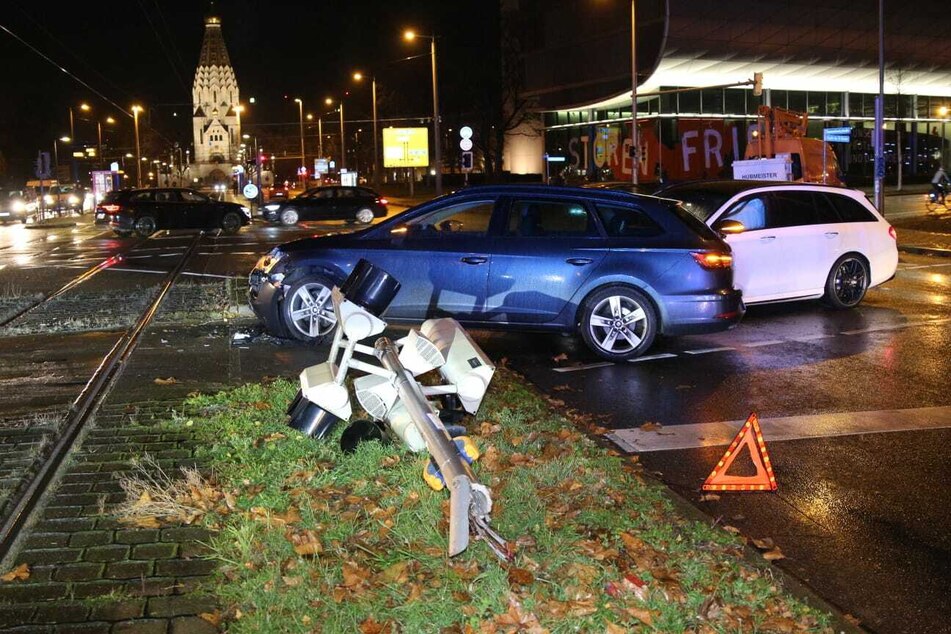 Unfall im Zentrum-Südost: Autofahrer fällt Ampel