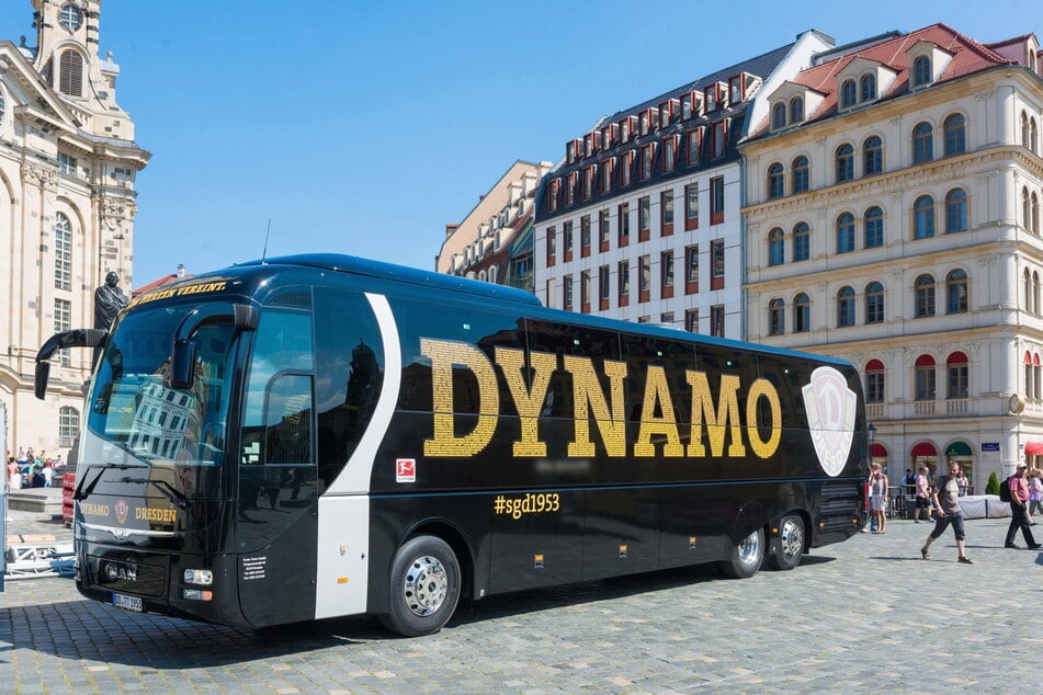 Von 2016 bis 2020 war das der SGD-Bus. Besonderheit: 3000 Namen von Spielern, Ehemaligen und Fans zierten den Schriftzug "Dynamo" und das Logo.