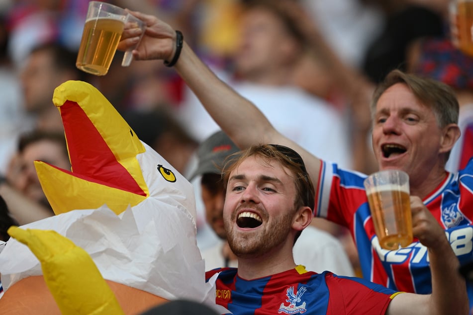 Die Fans feiern auch im Leipziger Rund ausgelassen weiter.