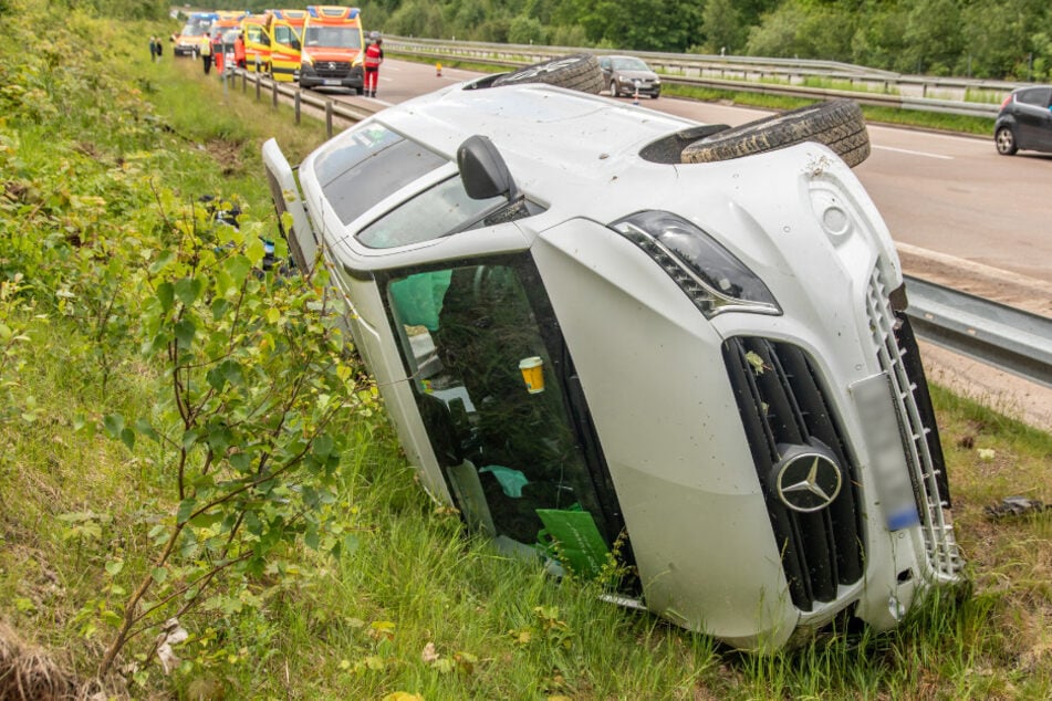 Unfall A4: Kleintransporter kracht auf A4 gegen Leitplanke, zwei Personen im Krankenhaus