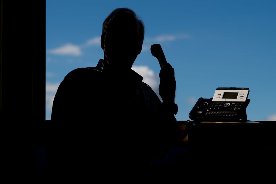 Im Harz wurde eine Seniorin zum Opfer von falschen Polizeibeamten. (Symbolbild)