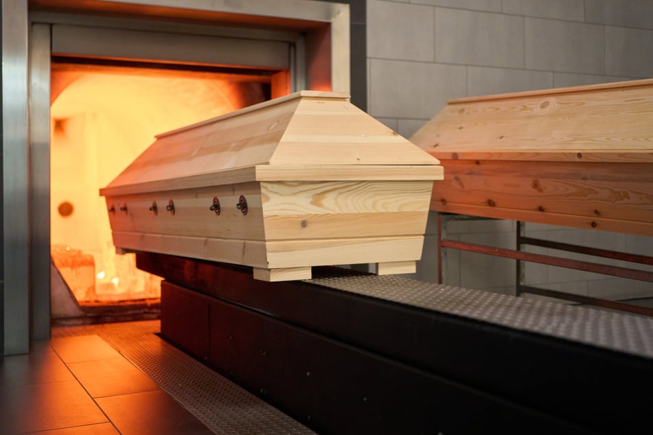 Grusel-Fund in Krematorium! Polizei entdeckt mehr als 380 gestapelte Leichen