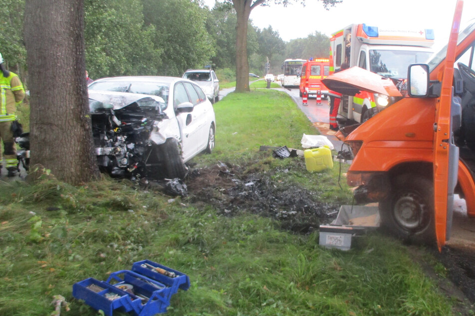 Fahranfänger (18) verliert Kontrolle: Frontal-Crash mit drei Verletzten