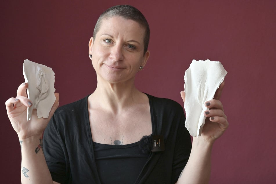 Alexandra Schlöffel (48) mit zwei ihrer einzigartigen Kunstwerke.