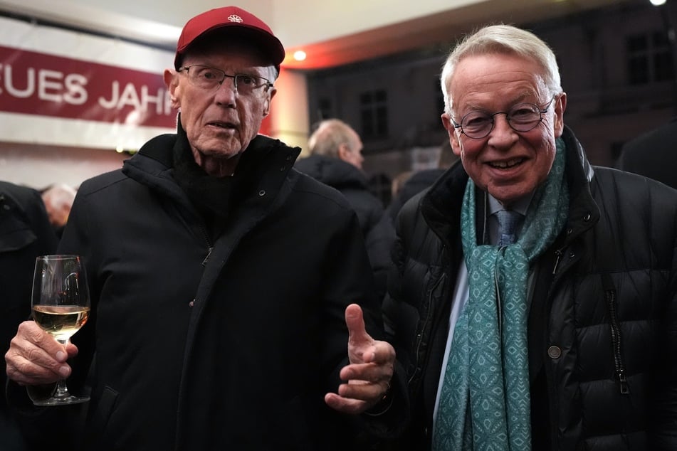 Eugen Block (85, l.) steht neben seinem Rechtsanwalt Gerhard Strate (76) während des Neujahrsempfangs der Block Gruppe im Hotel Grand Elysée.