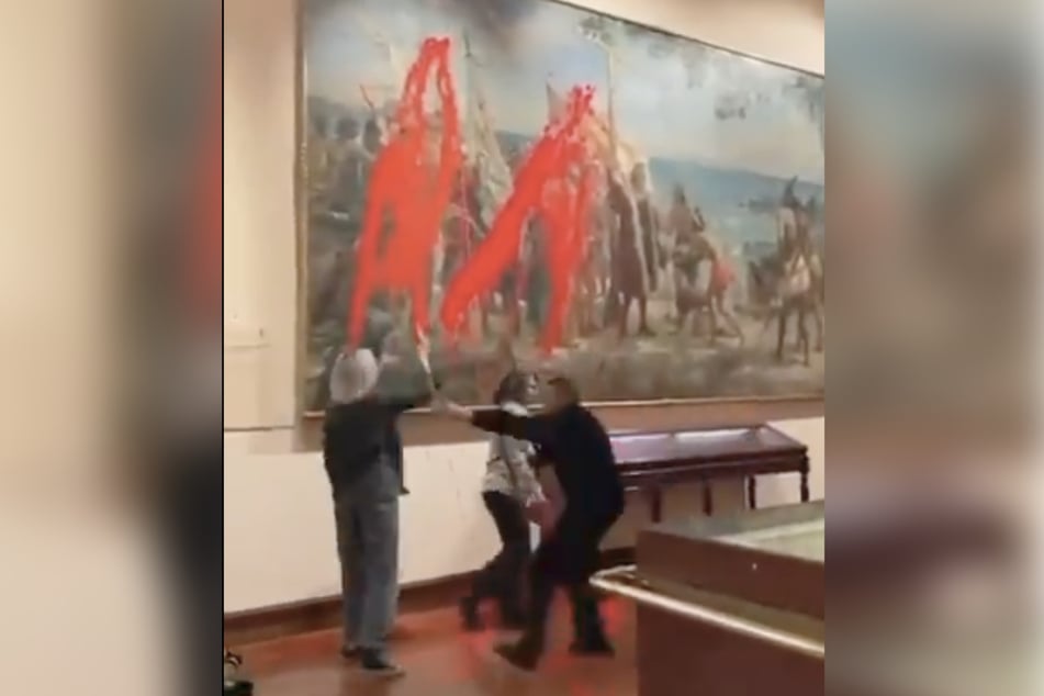 Als ein Mitarbeiter des Museums eingreifen wollte, war es schon zu spät - die rote Farbe klebte schon am Gemälde.